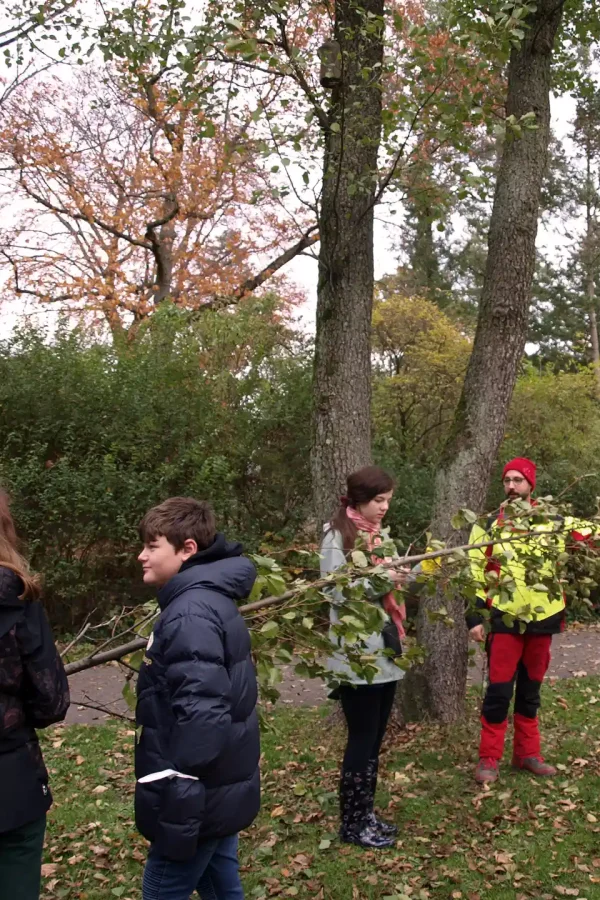 SchülerInnen und Baumpfleger mit jungem Baum