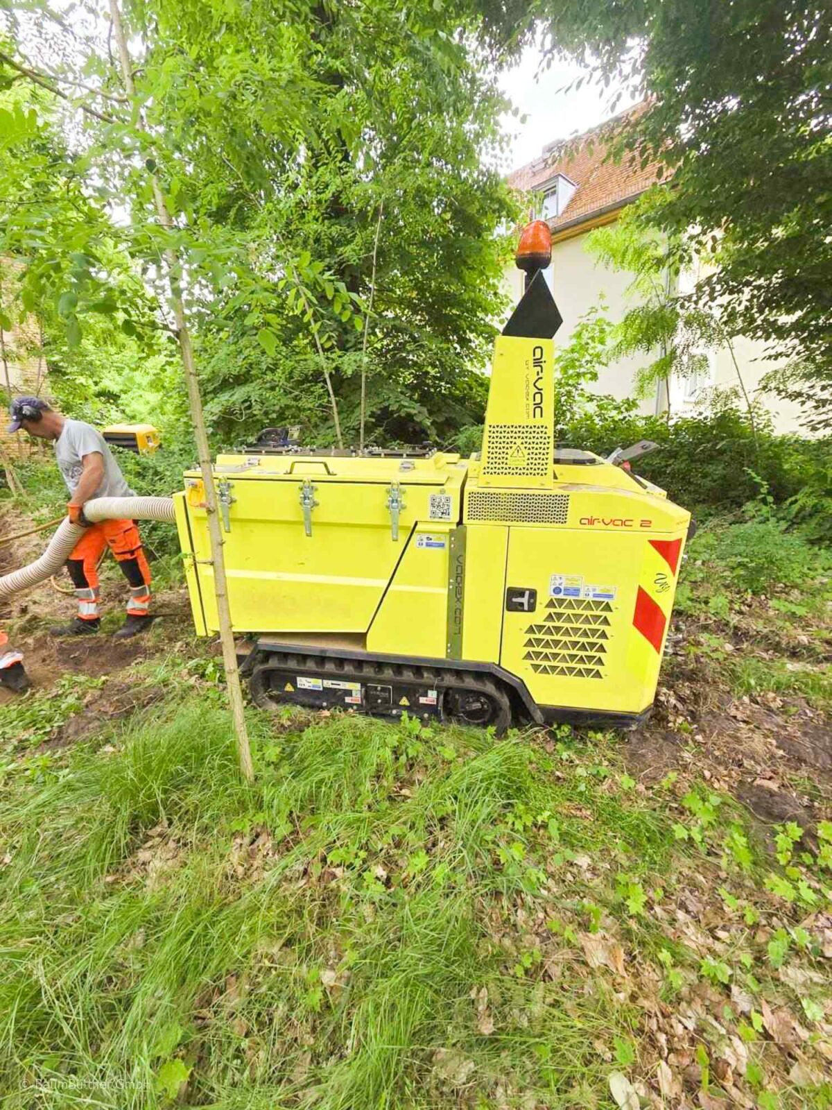 Saugbagger in Berlin: Wurzeln freilegen, Leitungstrassen prüfen und Bäume auf Baustellen schützen